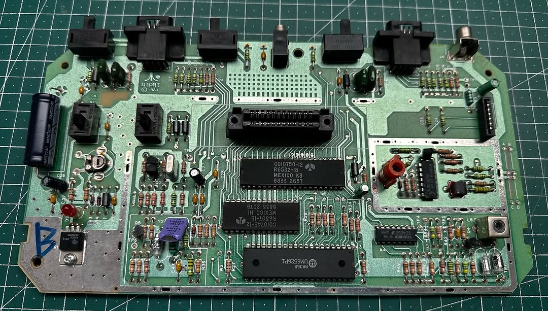 Foratura telaio Atari 2600J per uscita RCA